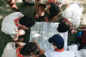 Merci aux chefs et aux habitants qui accueillent les guides et scouts. Vous leur faites un immense cadeau. (Carte blanche)