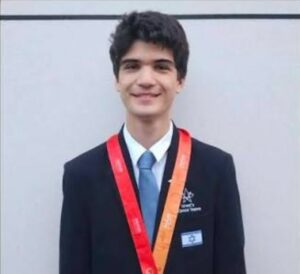 À 17 ans, Yotam Budnik sacrifie sa victoire pour brandir le drapeau israélien