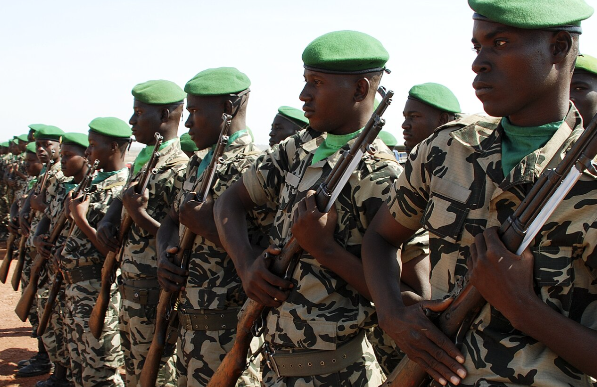 Au Mali, la chute du camp de Dioura coûte la vie à plus de 100 soldats